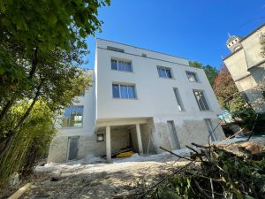 Maison blanche avec jardin en friche