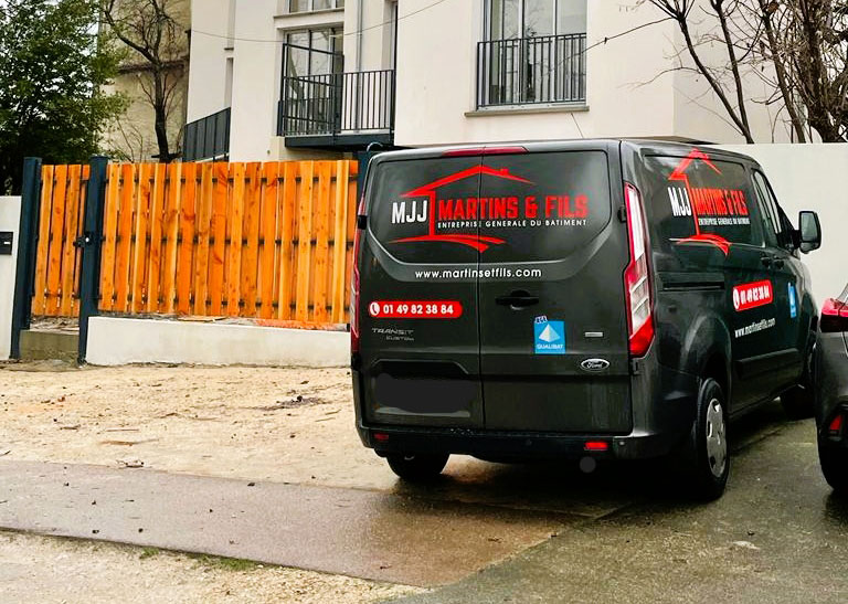 Camionnette MJJ Martins & Fils devant une maison