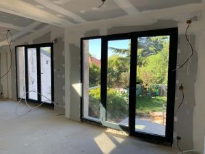 Baie vitrée dans pièce en rénovation