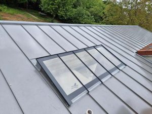 Velux ouvert sur toit gris
