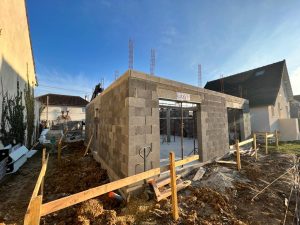 Maison en construction avec barrières en bois